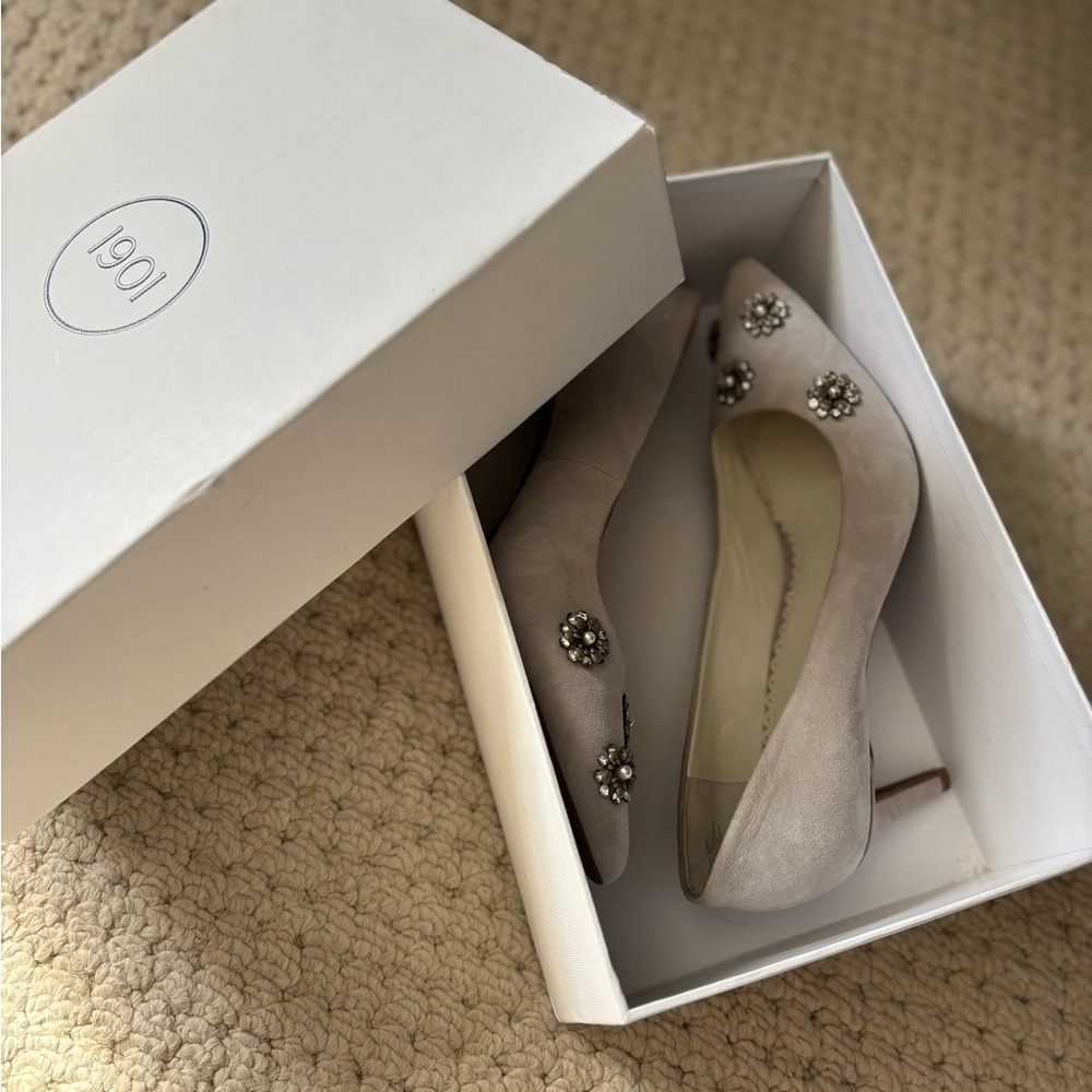 1901 Gray Heels Elegant and Versatile